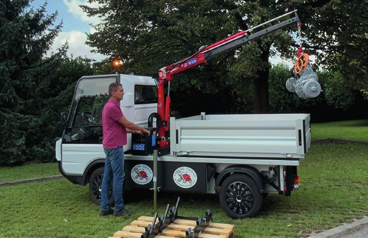 Sklápěč s hydraulickou rukou